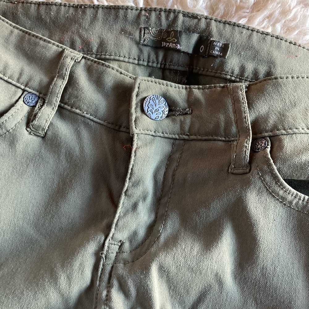 praNa cargo green meme pants
